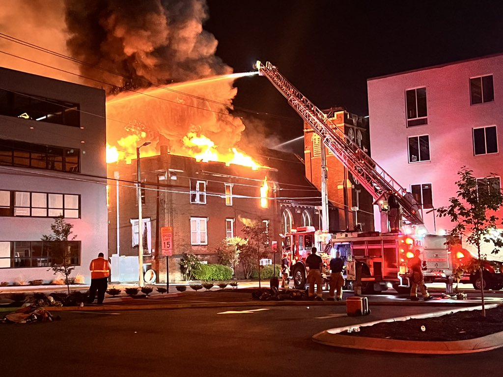 ChattFireDept's tweet photo. Residents living within these blocks: 3rd St to Highland Park Ave, 3rd St in between Glenwood Parkway &amp; Highland Park Ave, extending South to East Main St at Highland Park Ave &amp; up to Dodds Ave are asked to shelter in place due to the smoke. Stay inside, close windows and doors. https://t.co/vDoTwWJfC5