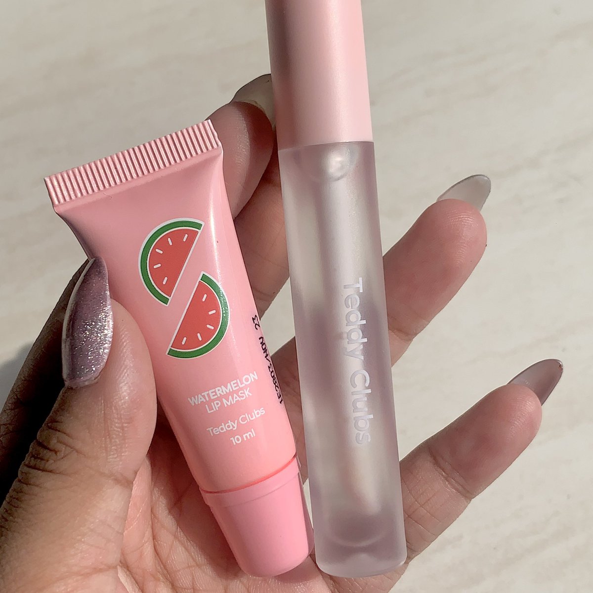 swextdemon's tweet photo. siapa yg nungguin racun asupan produk gemec?

kalau kamu kepo sama lipcare nya Teddy Clubs, simak review ini ya!

🍉 Teddy Clubs Watermelon Lip Mask
🍉 Teddy Clubs UV Protection Clear Lip Gloss

#RacuninSkincare https://t.co/XuRPptWPdi