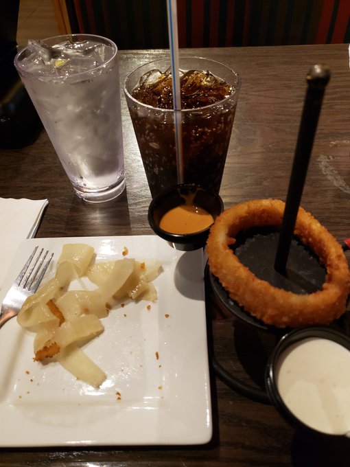 Totally random post...  Who else pulls out the onions from their onion rings? https://t.co/L2Pj1tjg0