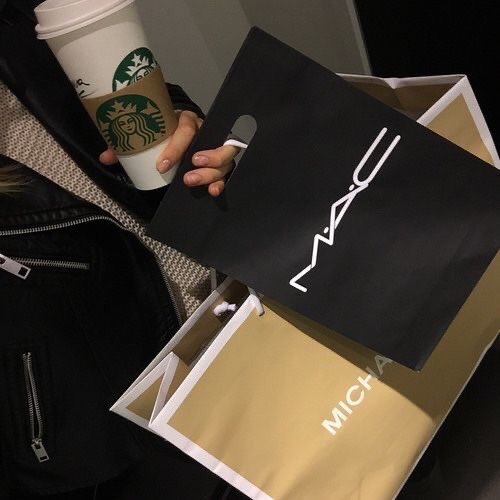 imagencoen's tweet photo. shopping 👙🩱👘🩴🥿👠👡👢👞👟🥾
#shoppingqueen #Starbucks 
#fashionlover #happy https://t.co/qReSUtkhfB
