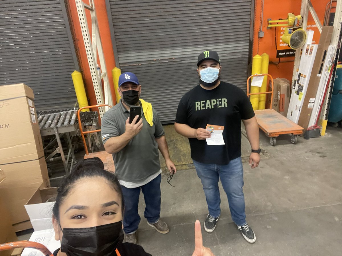 Juan, NRM, recognizing Jesse, D23, for all of his hard work. Thank you Jesse, for driving shelf availability and helping out throughout the entire store. 😊