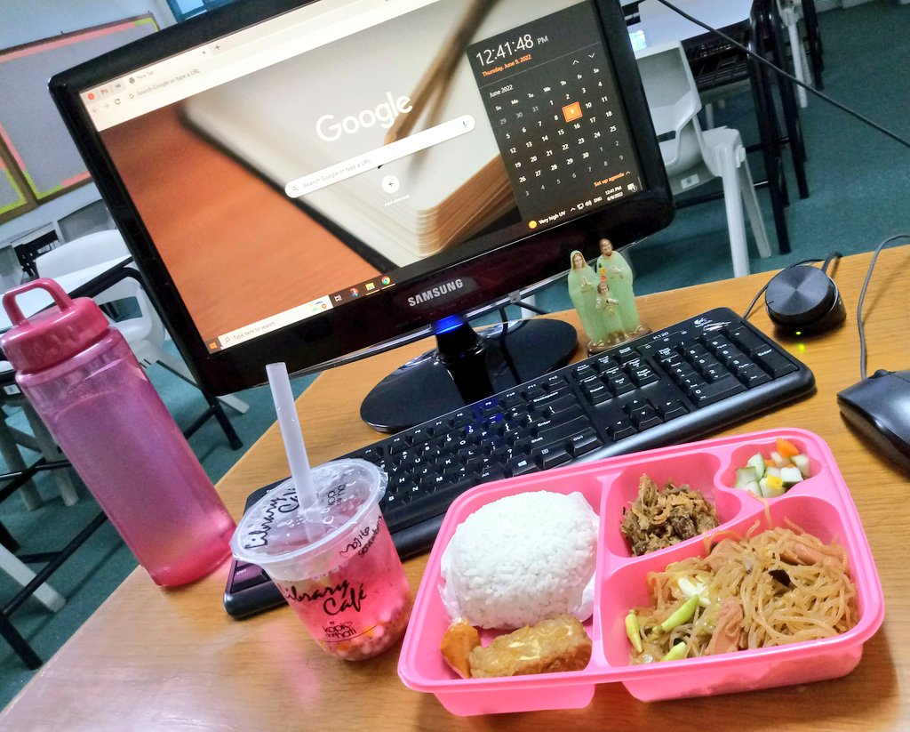 Denuse8's tweet image. Lunch on the last day of this academic year. The caterer set my box pink while others transparent. Then I randomly picked the strawberry virgin mojito of the student's treat. Never much for pink, so this was surprisingly sweet.