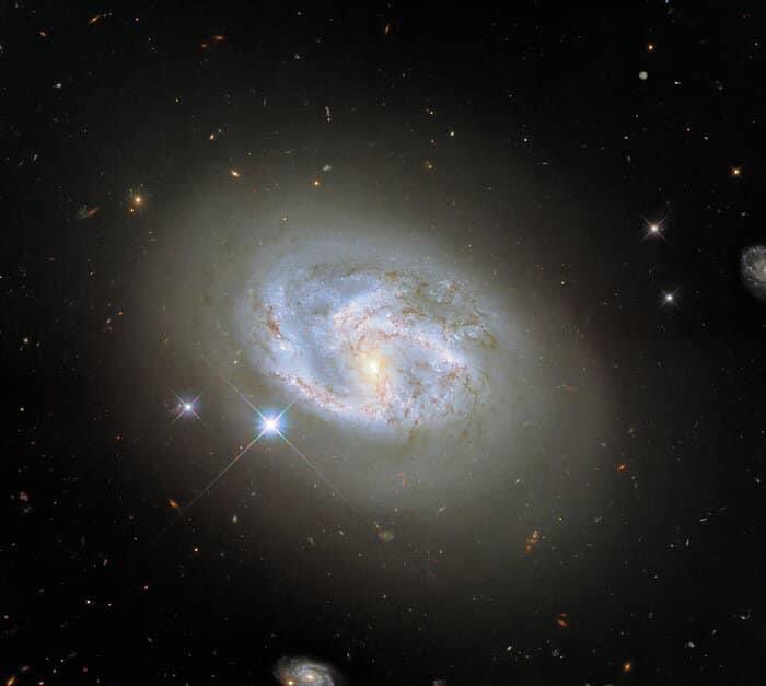 Cron_Silenzio's tweet photo. Questa immagine, scattata con la Wide Field Camera 3 (#WFC3) di Hubble, mostra la galassia a spirale #NGC_4680 (distanza 140 milioni di anni luce nella costellazione della Vergine). https://t.co/6fKCgRPBIa