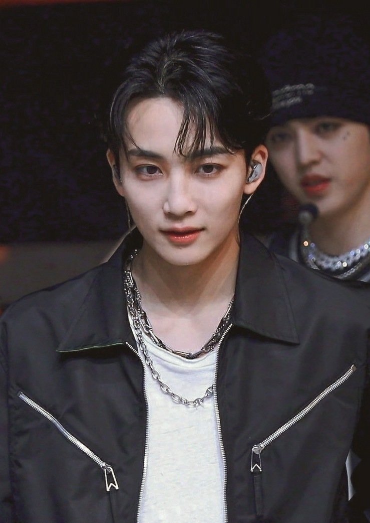jeonghanszone's tweet photo. this man is so breathtaking LOOK AT HIM https://t.co/aNtq0YTLJn