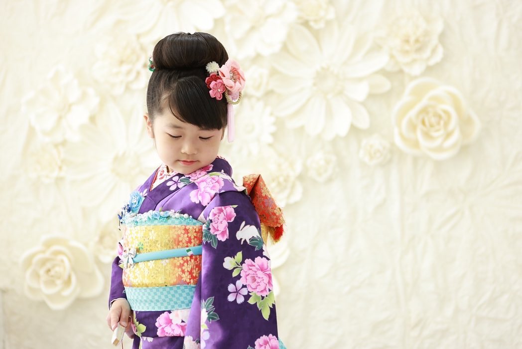 MutsuWedding's tweet photo. AIRIちゃんの
七五三、和装ショット😊✨
可愛い写真がいっっっぱいあって迷ったので
たーんまり載せちゃいます🤭
ほんとにどれも
いいお写真です☺️
お着物、苦しい中よくがんばりました🥺
ドレスショットもお楽しみに〜🤭✨
#七五三 
#記念日 
#ロケーションフォト 
#着物 #ドレス #タキシード #むつ市 https://t.co/alAbCEFq7Z