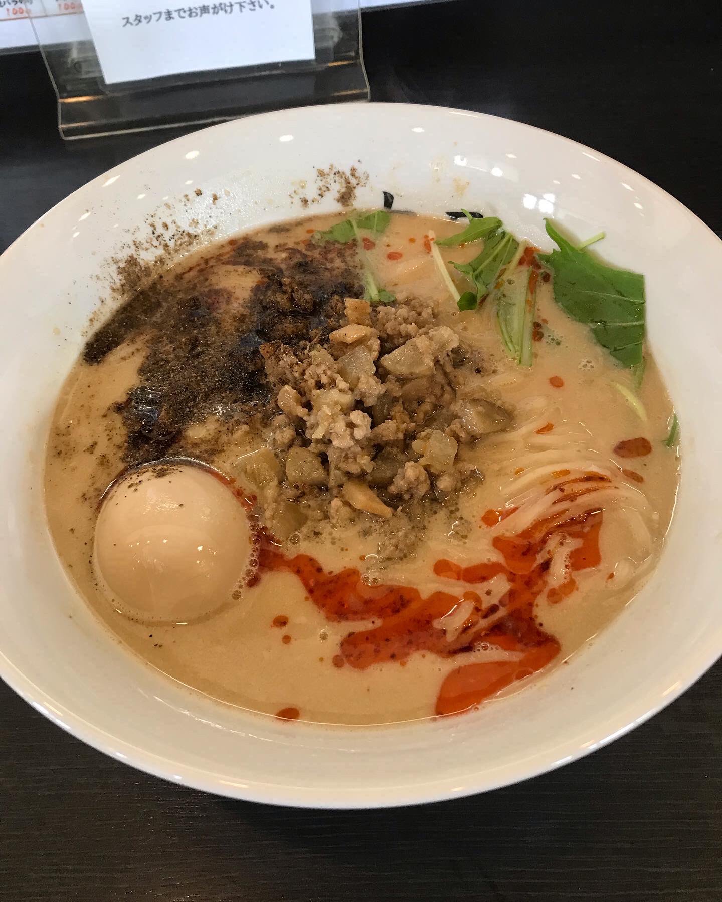 Mars 19 本日２杯目 仙台市太白区中田 吉辰 タンタンメン ８６０円 1日10食限定 着丼の時に基本の醤油味だけを手前の方で味わい次に山椒のかかった部分を食べ最後に肉味噌 筍と椎茸入り を混ぜるとスープが味噌味に変化するという説明がありその