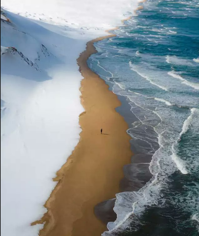 A beach in Japan where snow, sand, and sea meet each other 😯😯