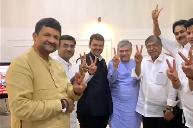 ParagShahBJP's tweet photo. परफेक्ट नियोजन, करेक्ट कार्यक्रम...

@Dev_Fadnavisजींच्या चाणक्य नीतीने राज्यसभा निवडणुकीत तिनही जागा जिंकून भाजपाने विजयाचा गुलाल उडवला आहे. भारतीय जनता पार्टीचे@PiyushGoyal, @DoctorAnilBonde,@dbmahadikजी या तिन्ही उमेदवारांनी दणदणीत विजय मिळवल्याबद्दल त्यांचे मन:पूर्वक अभिनंदन! https://t.co/u82hwjLZYs