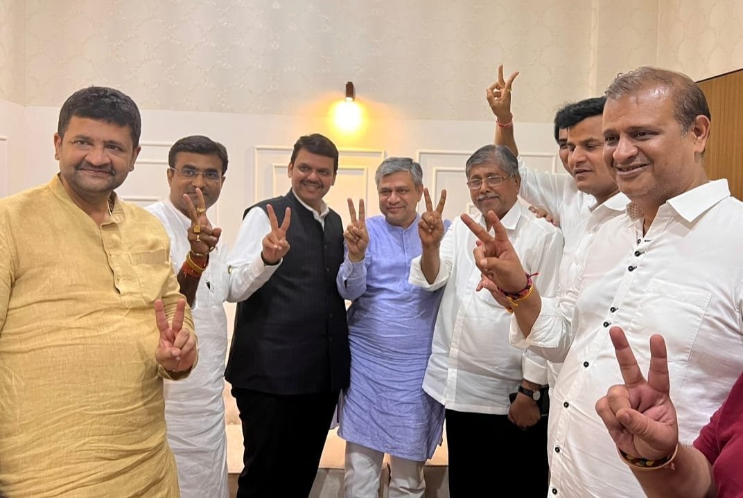 ParagShahBJP's tweet photo. परफेक्ट नियोजन, करेक्ट कार्यक्रम...

@Dev_Fadnavisजींच्या चाणक्य नीतीने राज्यसभा निवडणुकीत तिनही जागा जिंकून भाजपाने विजयाचा गुलाल उडवला आहे. भारतीय जनता पार्टीचे@PiyushGoyal, @DoctorAnilBonde,@dbmahadikजी या तिन्ही उमेदवारांनी दणदणीत विजय मिळवल्याबद्दल त्यांचे मन:पूर्वक अभिनंदन! https://t.co/u82hwjLZYs