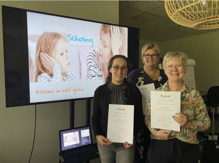 KASAMinfo's tweet photo. Zo trots op de eerste gecertificeerde ‘ kanker in het gezin’ ! Mooie aanvulling op ons aanbod voor #gezinnen die getroffen worden door #kanker https://t.co/X66mDTxeoR