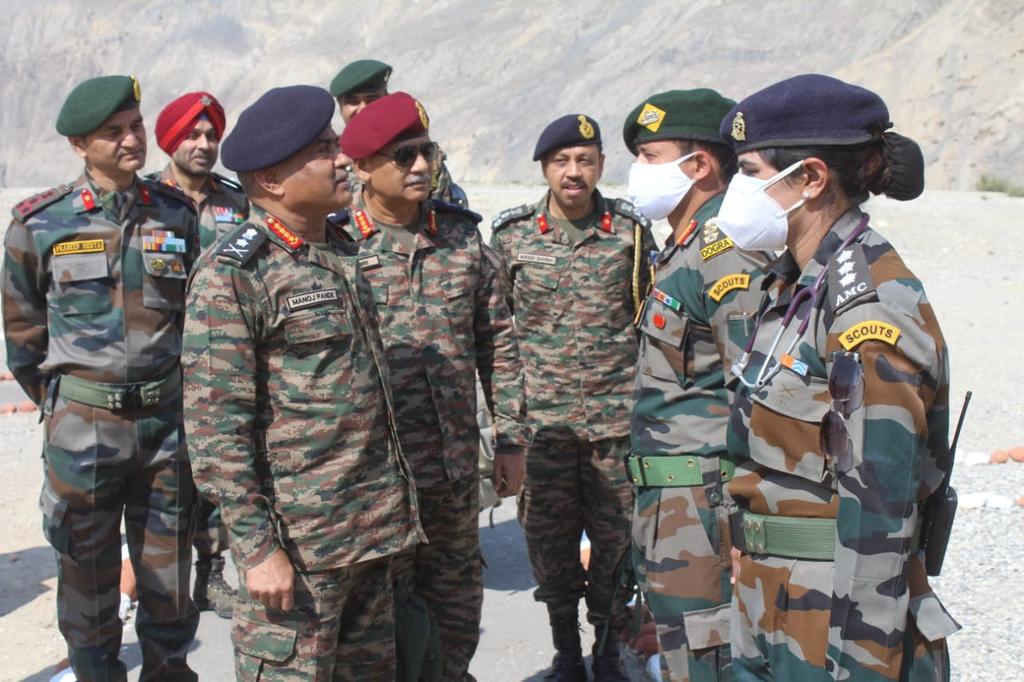 INDIANARMYNEWSS's tweet photo. जनरल मनोज पांडे #COAS ने #CentralSector में #LAC के साथ आगे के क्षेत्रों का दौरा किया और स्थानीय कमांडरों द्वारा परिचालन स्थिति से अवगत कराया गया। #COAS ने सबसे कठिन इलाकों में से एक में तैनात सैनिकों के साथ भी बातचीत की और उनकी व्यावसायिकता के लिए उनकी सराहना की। #IndianArmy https://t.co/5pqRXqmqcT