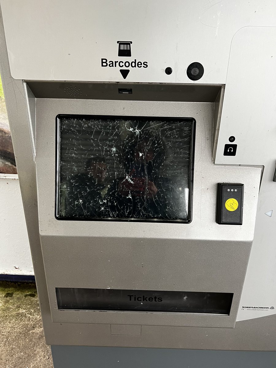 lrh78's tweet photo. @ScotRail this is the ticket machine at craigendoran station https://t.co/qPyV7VVp4F