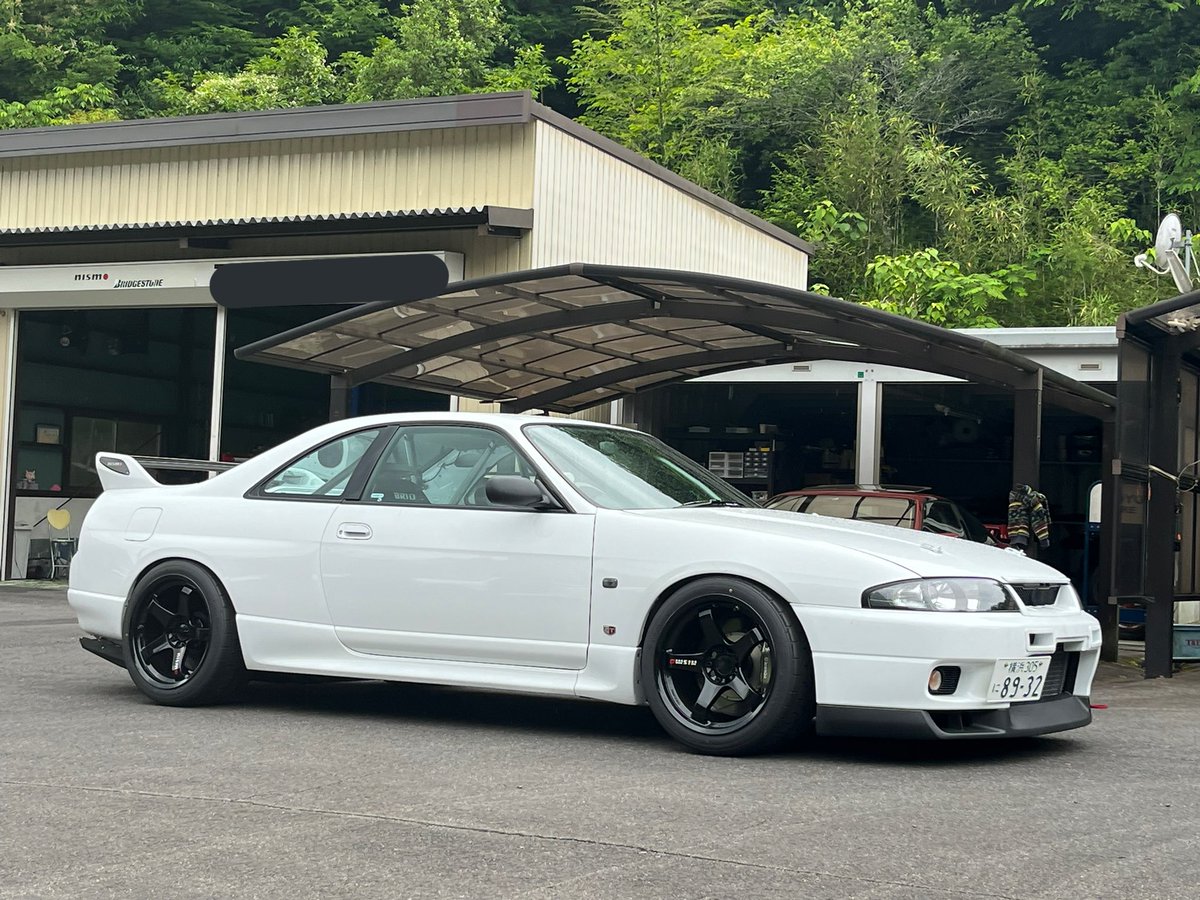 hcbnr32's tweet photo. 小前ちゃんの33てどんな時もカッコいいんだけど、特に今回のは別格！

GT-Rの素の良い部分を引き出し、かつモノトーン感。これ程までにシンプルに決めながらもインパクトがスゴイ…細部の拘りも素晴らしいし、センスとしか言いようがない…

タイヤ選びは全て彼からの影響です☺️

#CrazyR https://t.co/gV3hf6Cg6N