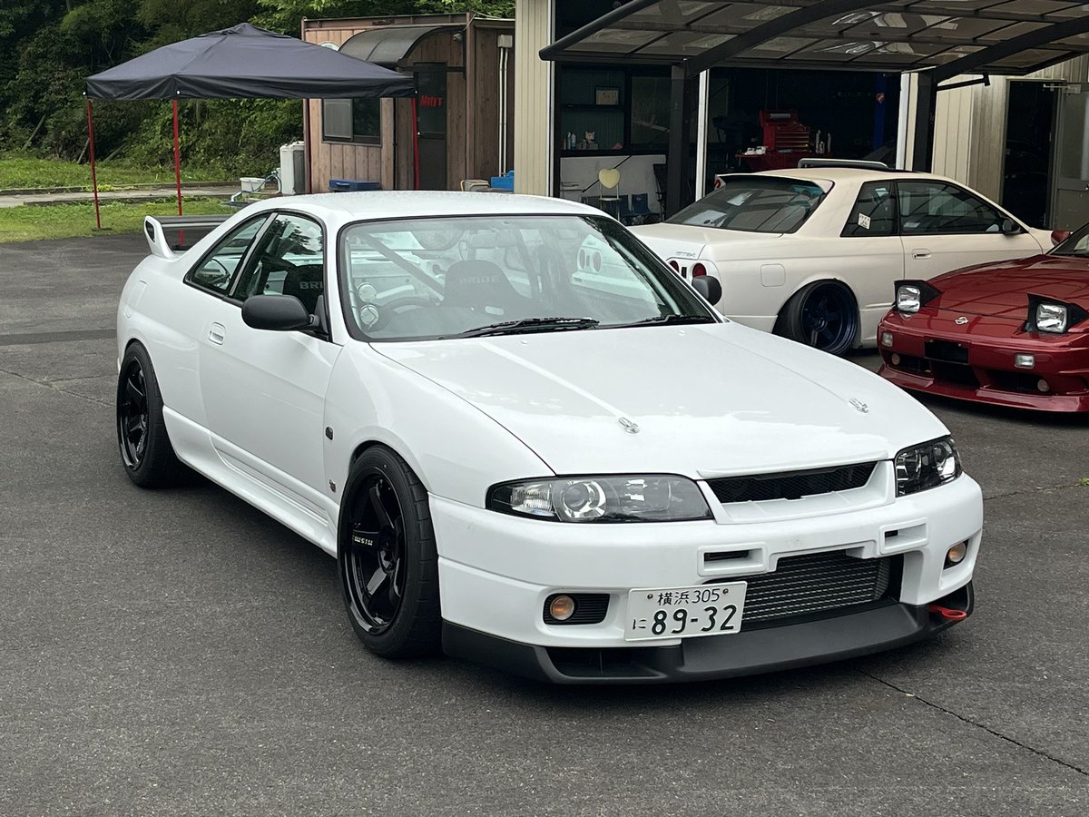 hcbnr32's tweet photo. 小前ちゃんの33てどんな時もカッコいいんだけど、特に今回のは別格！

GT-Rの素の良い部分を引き出し、かつモノトーン感。これ程までにシンプルに決めながらもインパクトがスゴイ…細部の拘りも素晴らしいし、センスとしか言いようがない…

タイヤ選びは全て彼からの影響です☺️

#CrazyR https://t.co/gV3hf6Cg6N