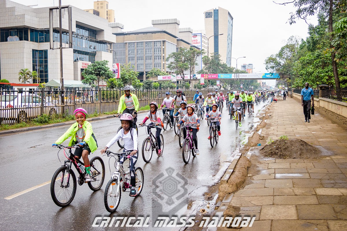 THREAD!⚠️⚠️⚠️ Dear motorists, policy makers, @KeNHAKenya @KURAroads @KeRRA_Ke @KenyaGovernors @NairobiCityGov @TransportKE @Ma3Route @ntsa_kenya As long as we continue to have roads that don't have safe cycling infrastructure, this road that you love so much belongs to us all.