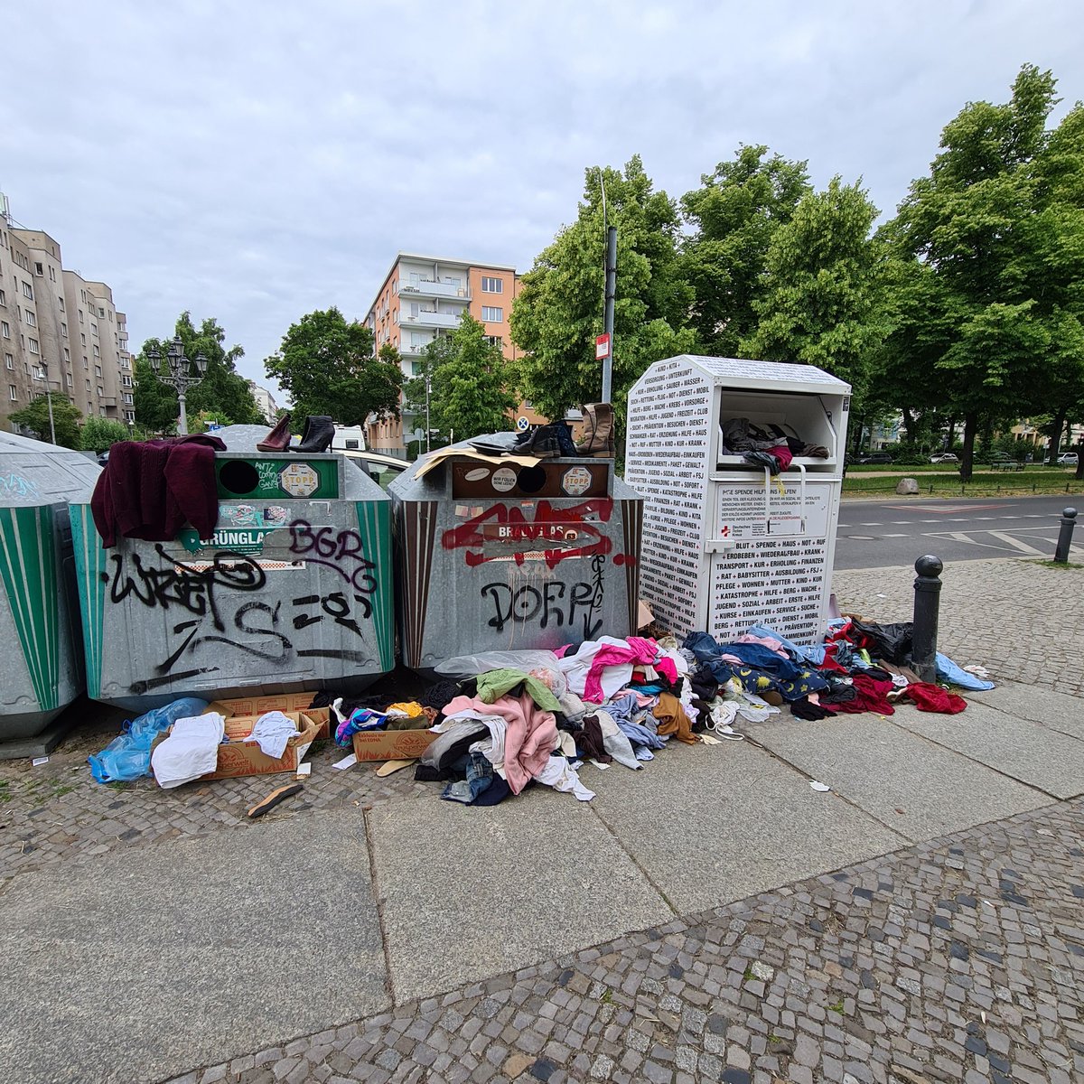 Aladin4800's tweet photo. @bacwberlin Gerade aufgenommen an der Zillestraße Ecke Schloßstraße. Sieht wirklich wüst aus ... 😟 https://t.co/8zsKui0bip