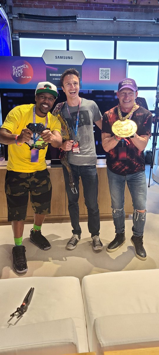 HipHopGamer's tweet photo. It Was At This Moment #Xbox &amp; #Samsung Showed Why Even #PlayStation Partnered With #microsoft For #azure Cloud Gaming.

OMG I PLAYED @Xbox without the box from a @Samsung TV and Honestly @Halo INFINITE PLAYED LIKE A DREAM I TRULY CAN NOT BELIEVE THAT IT WORKS LIKE THIS FOR REAL. https://t.co/yyaniUPDGq