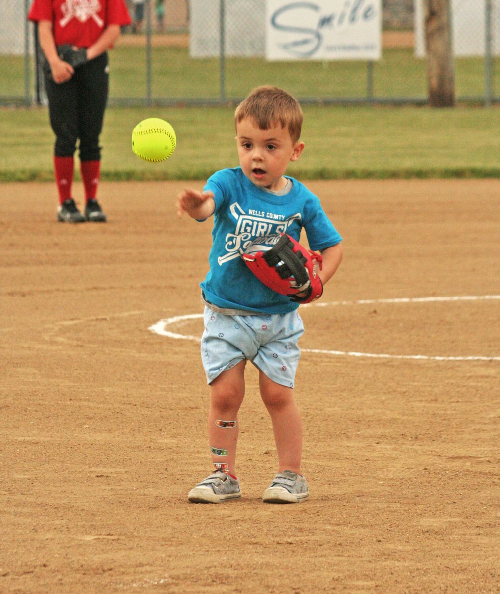 newsbanner's tweet photo. Today's local front page headlines:
• Huntington man killed in crash on U.S. 224
• Salamonie Mills matter set for review in July
• State board keeps tracking payments to area farmers
• Softball hero (pictured) https://t.co/AXPSVbxOi7