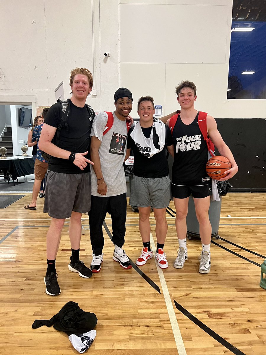 BrendonRedford's tweet photo. IS THERE A BETTER FEELING then running ur former teammates out the gym?!?😂😂man I LOVE these dudes!!❤️❤️ https://t.co/MODKaXH2wB