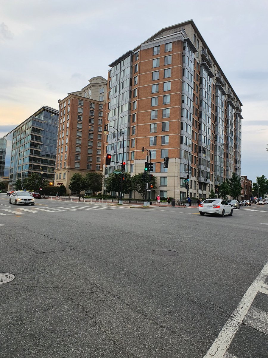 alyssazaye's tweet photo. 6.10.2022 ~ Just walkin' the streets... #exploringDC https://t.co/bncFQV9v4B