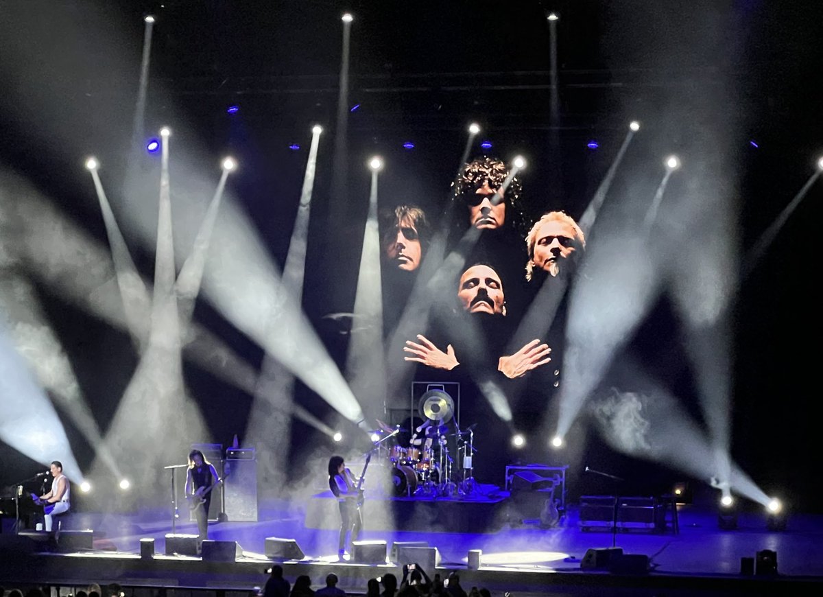 Almost Queen rocking the house at Distrito T-Mobile ⁦<a href="/TMobilePR/">T-Mobile Puerto Rico</a>⁩ ⁦<a href="/TMobileUSVI/">T-Mobile USVI</a>⁩