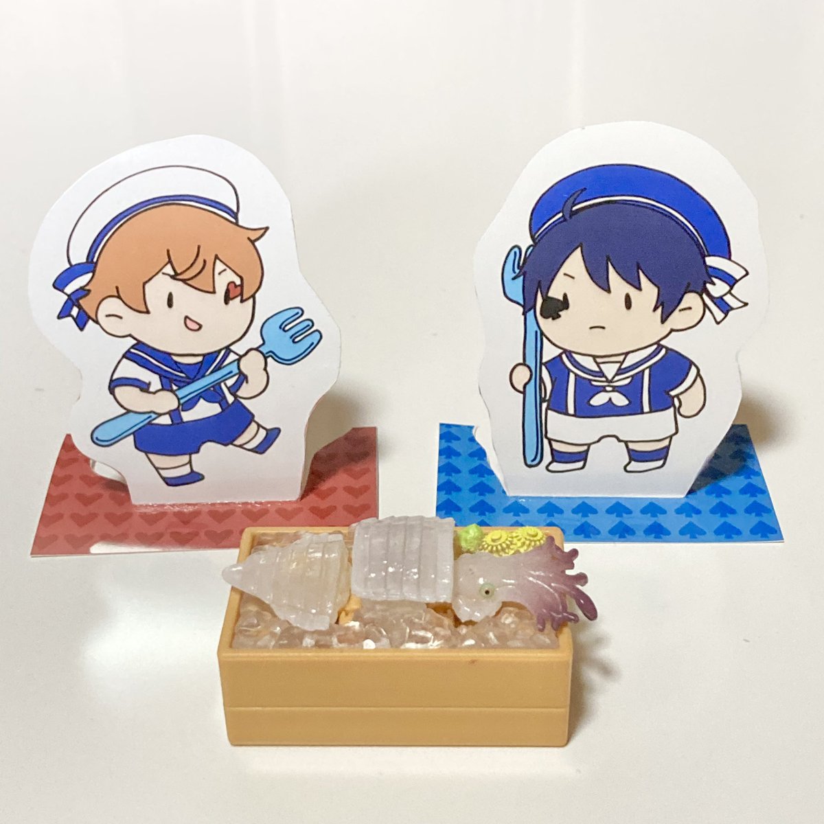 はーふえでゅ2にてネップリをします❗️切り取って折ったらペーパースタンドになります✂️☀️
デザインはNewバージョンと、前回のはーふえでゅにて頒布したバージョンの再登録の2種類あります👨‍❤️‍💋‍👨
ファミマ・ローソン対応。当日ポイピクにて番号を掲載いたします💨 