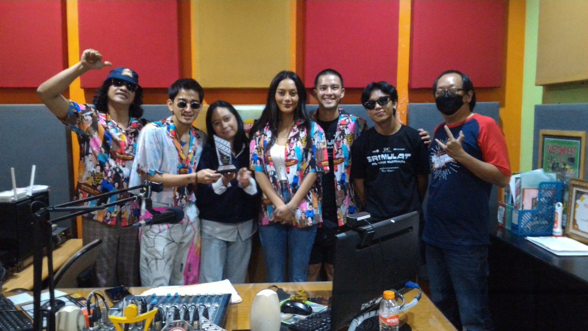 klamelan's tweet photo. Bersama pemain Film Srimulat : Hil yang mustahal 
#srimulatfilm @srimulatism https://t.co/QrhTRLhfj8