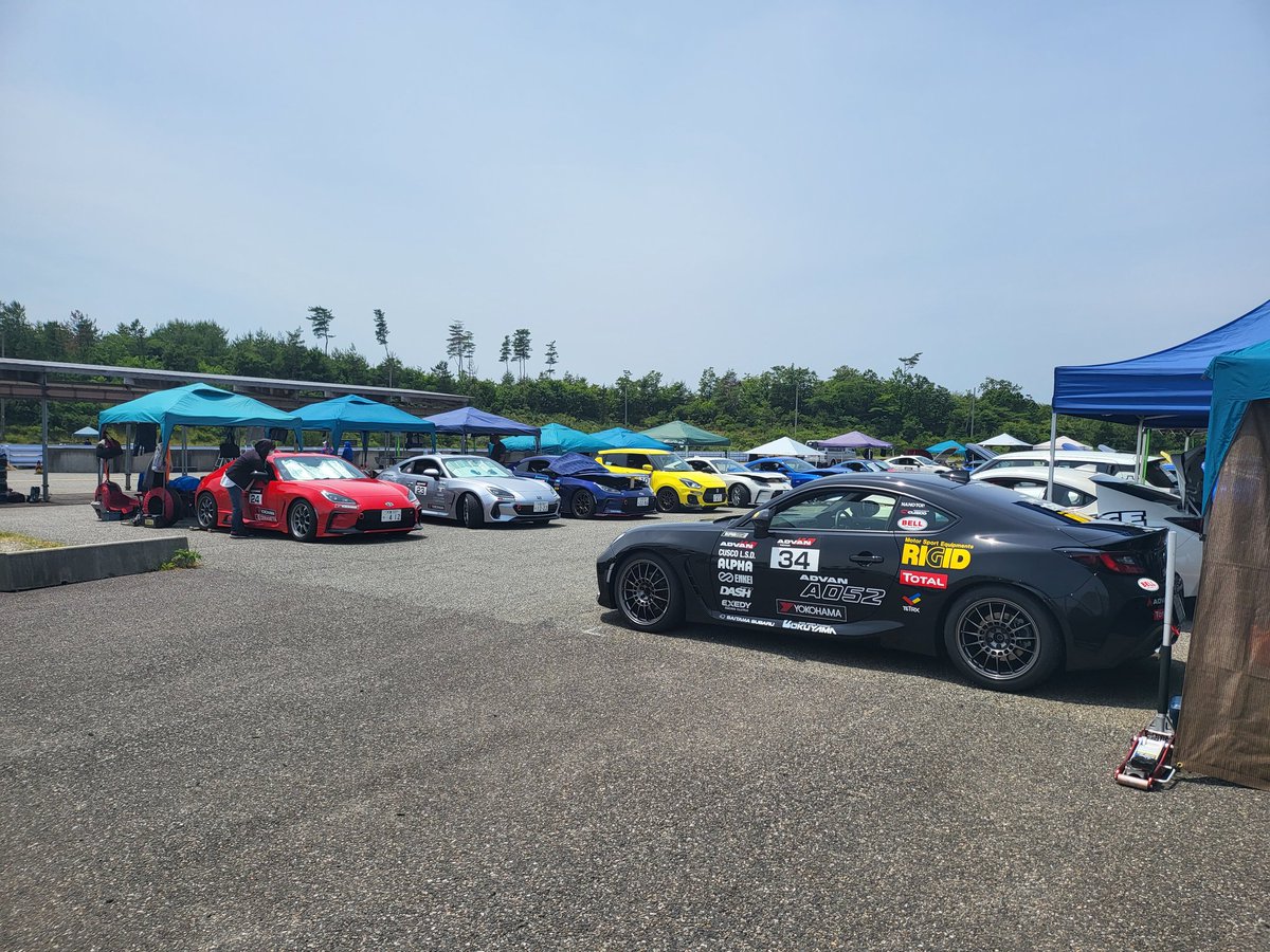 SPN_Circuit's tweet photo. 今日は関東ジムカーナの前日走行です！
県内外からたくさんの選手が集まり、明日の本戦へ向けて練習してます😤
練習から見応えあり！
飲食ブースも出店してます♪
入場無料です、ぜひご来場ください！😀

#スピードパーク新潟
#関東ジムカーナ
#入場無料 https://t.co/6tYn0uPQH1
