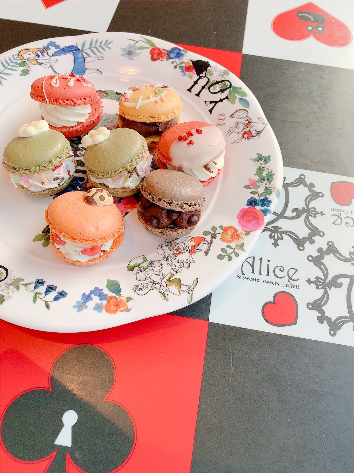 Sweets Sweets Buffet Alice ル トロワ店 公式 こんにちはアリスです トゥンカロンを6種類ご用意しております こちら食べ放題可能 単品でもご用意しております ビュッフェ ケーキビュッフェ 札幌グルメ 札幌スイーツ 札幌ビュッフェ 札幌