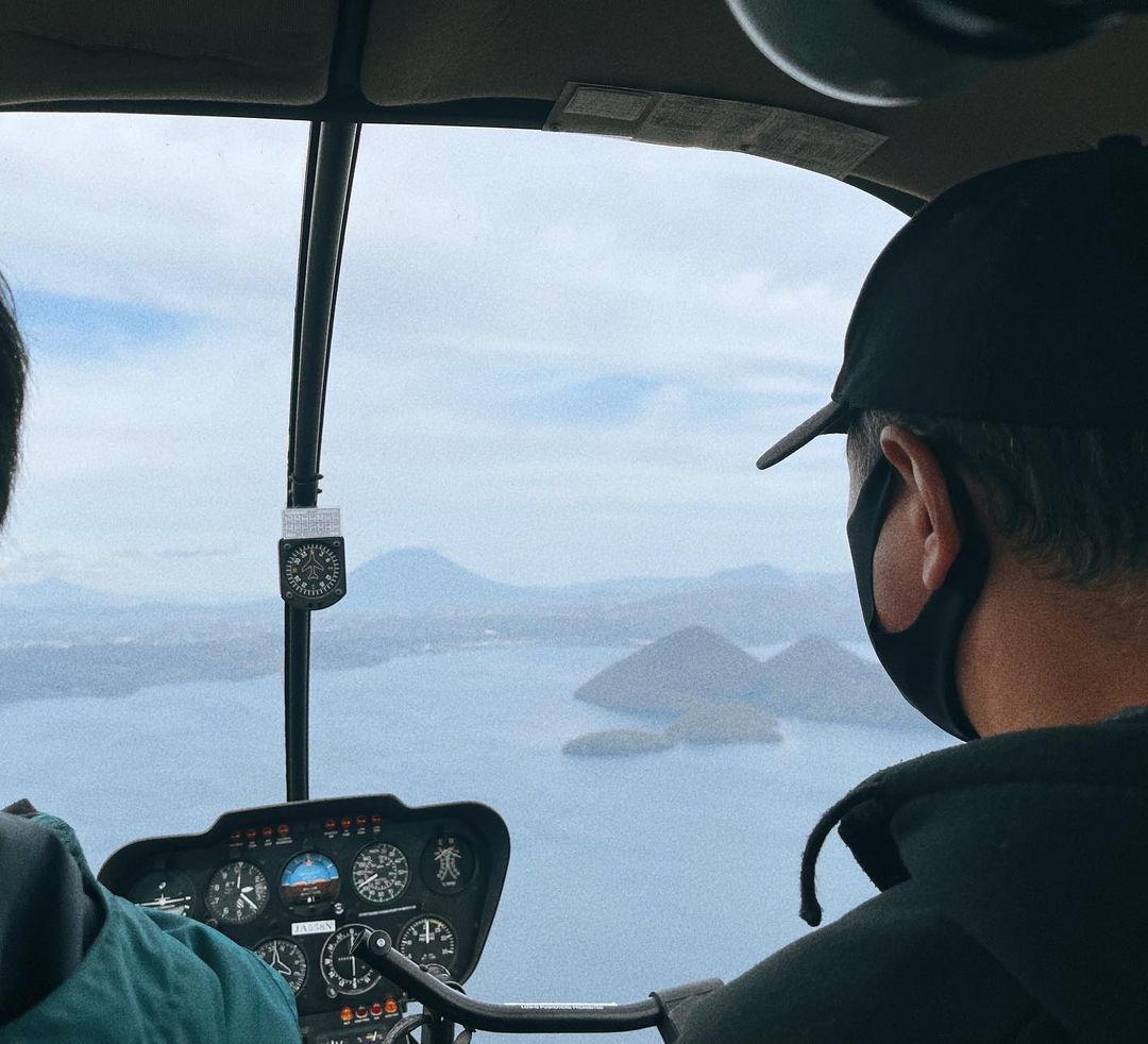 qiaoemiko's tweet photo. 洞爺湖で ヘリ体験 🚁

私、高所恐怖症😫😫なのに
楽しいコトを目の前にすると、テンション上がりコロッと忘れる
乗った瞬間、しまった😖😖って気付く　ほんとバカだわ😩😩

スリル満点の9分間でしたが‥
それはそれで
良い思い出になったかな❤️🚁😱
私たちの後に乗られた方のを撮影しました https://t.co/aGrh24196t