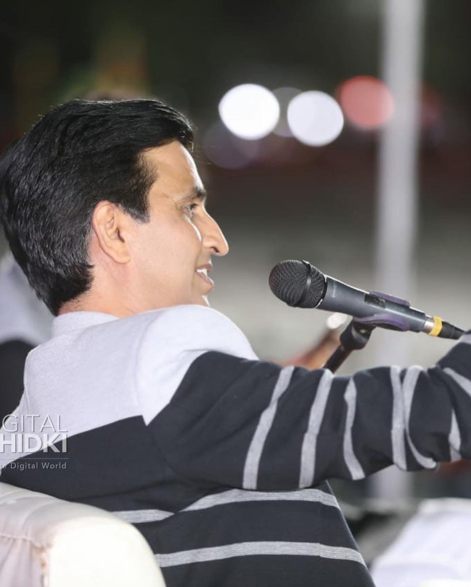 DrKumarVishwas's tweet photo. पूज्य बापू की प्रारम्भिक शिक्षा के नगर व मेरे बहुत पुराने कवि-सम्मेलनों की भूमि, राजकोट में कल @DigitalKhidki के माध्यम से आनंद रसवर्षा हुई।आभार माँ सरस्वती ❤️🇮🇳🙏
वेशभूषा- @JadeBlueFashion https://t.co/CQn2BBDqCu