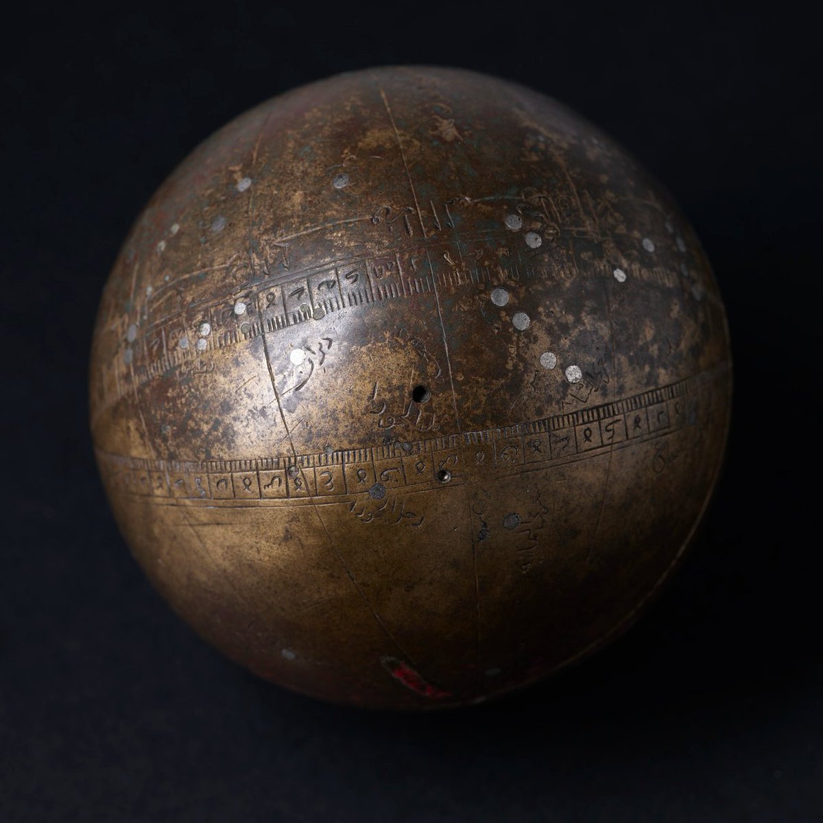 MaldivesShifan's tweet image. #Mughal #CelestialGlobe from India, 1646/7; an Arabic inscription dates the object using 3 different calendar systems: the #Islamiccalendar (Hijri), the #Zoroastrian (ancient #Persian religion) #calendar, and one based on the death of Alexander the Great 
art.thewalters.org/detail/32908/c…