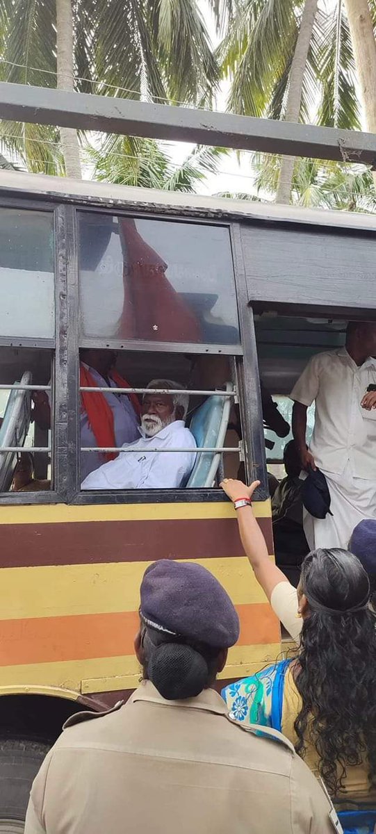 MRGandhiNGL's tweet photo. இன்று குமாரகோவில் தேரோட்டத்தை முன்னிட்டு தேர் இழுப்பதற்கு சென்ற போது அனுமதி மறுக்கப்பட்டு கைது செய்யப்பட்டுள்ளோம்.
இந்து மத சடங்குகளில் நம்பிக்கையில்லாத திமுக அமைச்சர்களை காவல்துறை பாதுகாப்புடன் திருத்தேர் வடம் பிடித்து இழுக்க வைப்பது பக்தர்களின் மனதை புண்படுத்துவதாக உள்ளது. https://t.co/bkXDBwP2EU