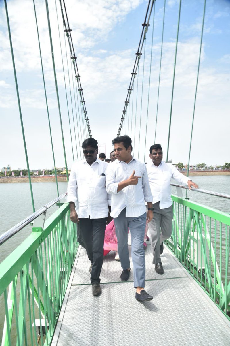 MinisterKTR's tweet photo. ఖమ్మం నగరంలో మంత్రి @KTRTRS పర్యటిస్తున్నారు. నగరంలోని లకారం చెరువు పై ₹ 11.75 కోట్లతో నిర్మించిన కేబుల్ సస్పెన్షన్ బ్రిడ్జ్ &amp; మ్యూజికల్ ఫౌంటెన్, ఎల్ఈడి లైటింగ్ ను మంత్రి @puvvada_ajay తో కలిసి ప్రారంభించారు. ఈ కార్యక్రమంలో ఎంపీ నామా నాగేశ్వరరావు, జిల్లా అధికారులు పాల్గొన్నారు https://t.co/cDGLkefrnW