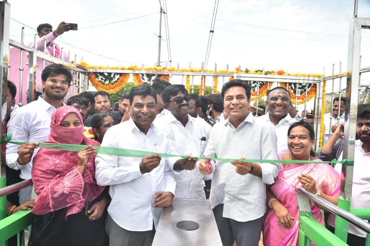 MinisterKTR's tweet photo. ఖమ్మం నగరంలో మంత్రి @KTRTRS పర్యటిస్తున్నారు. నగరంలోని లకారం చెరువు పై ₹ 11.75 కోట్లతో నిర్మించిన కేబుల్ సస్పెన్షన్ బ్రిడ్జ్ &amp; మ్యూజికల్ ఫౌంటెన్, ఎల్ఈడి లైటింగ్ ను మంత్రి @puvvada_ajay తో కలిసి ప్రారంభించారు. ఈ కార్యక్రమంలో ఎంపీ నామా నాగేశ్వరరావు, జిల్లా అధికారులు పాల్గొన్నారు https://t.co/cDGLkefrnW