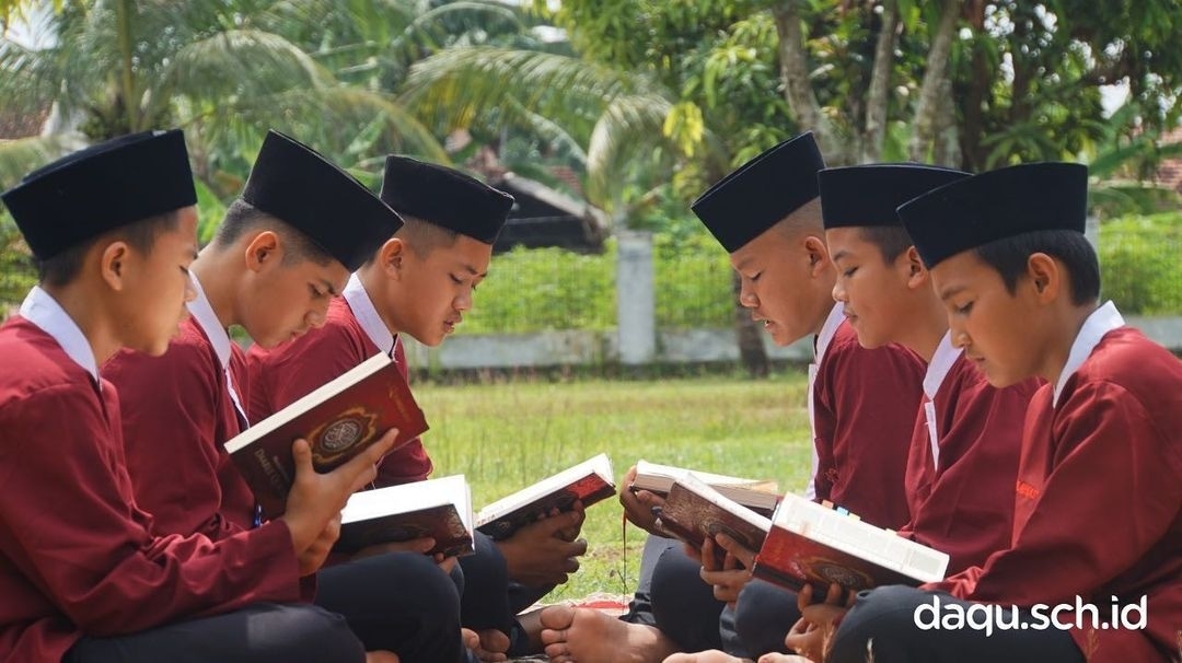 Ketika Orang Tua Memondokkan Ank Kemudian Ank tsbt Mnjadi Ank Yg Sholeh, It Anugerah Dri Allah &amp; Seumpama Tdk Menjadi Ank Sholeh Mka Org Tua Tdk Berdosa.Namun Kalau Org Tua Pnya Ank &amp; Tidak Dididik Agma Maka Yg Berdosa Adlh Org Tuanya Apalagi Klu Sampai Tdk Menjadi Ank Yg Sholeh.