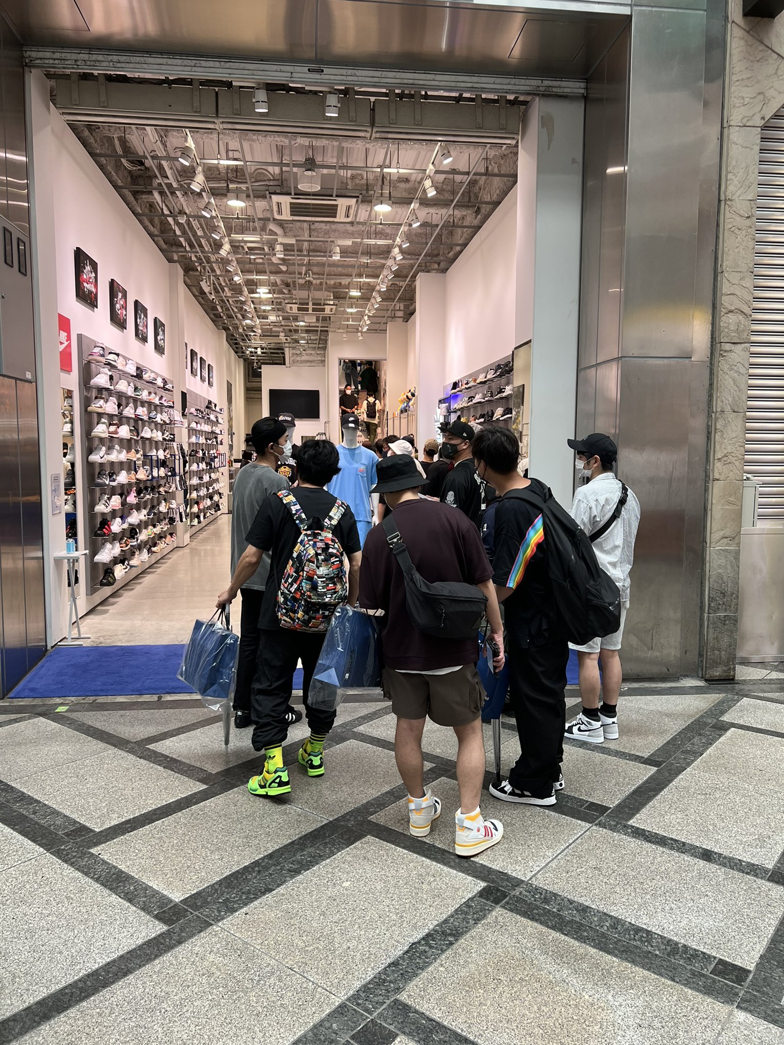 Shoe Life 今日は アディダス会を大阪の心斎橋 で行った 青のアディマティックと発売日を同じである為か 多くに人に来ていただいた 昔 6ヶ月前 とは大きく違い 若者含めアディダスを履いている人ばかり 逆に人が多くお客様と距離が広がる しかし