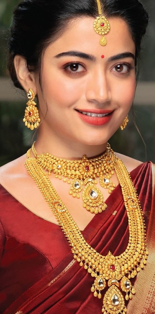 OnlyRashmika's tweet photo. Cant able to differentiate, which is gold, diamond and rosh..#roshlove #sweetheart @iamRashmika https://t.co/ZkJIJiAGLZ