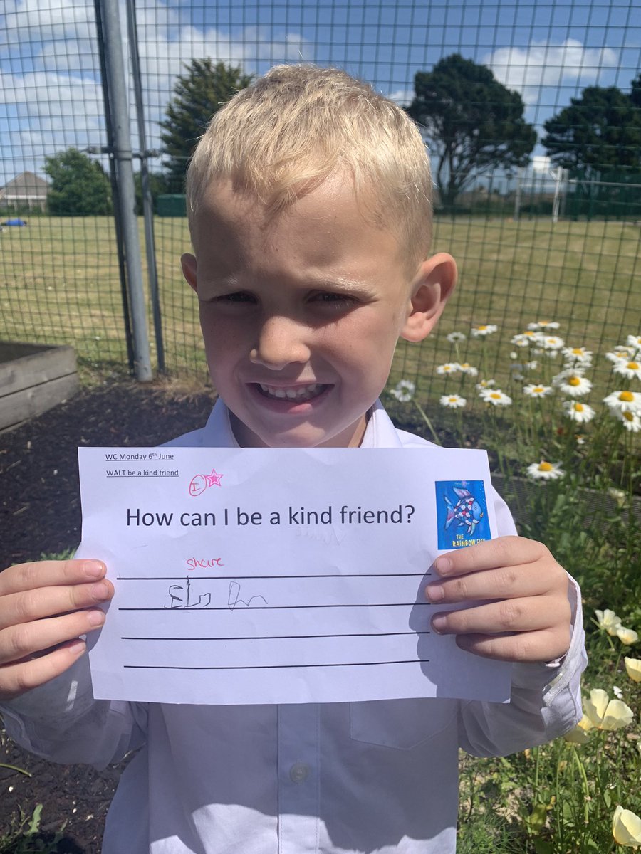MissHenryMA's tweet photo. We kicked off our new topic ‘beaches’ this week! We have been learning about The Rainbow Fish and how to be a kind friend! 🐠 🏝 🫶🏻 @ManorsidePoole https://t.co/itE6oACxW9