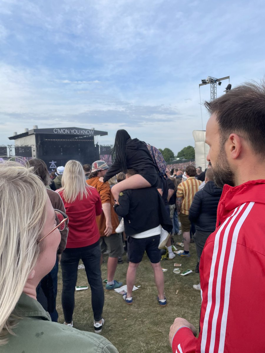 JoeGreen96's tweet photo. @badge_is_in spotted at Liam Gallagher at Knebworth. Bird on shoulders, badge still in https://t.co/19qg8XBnqE