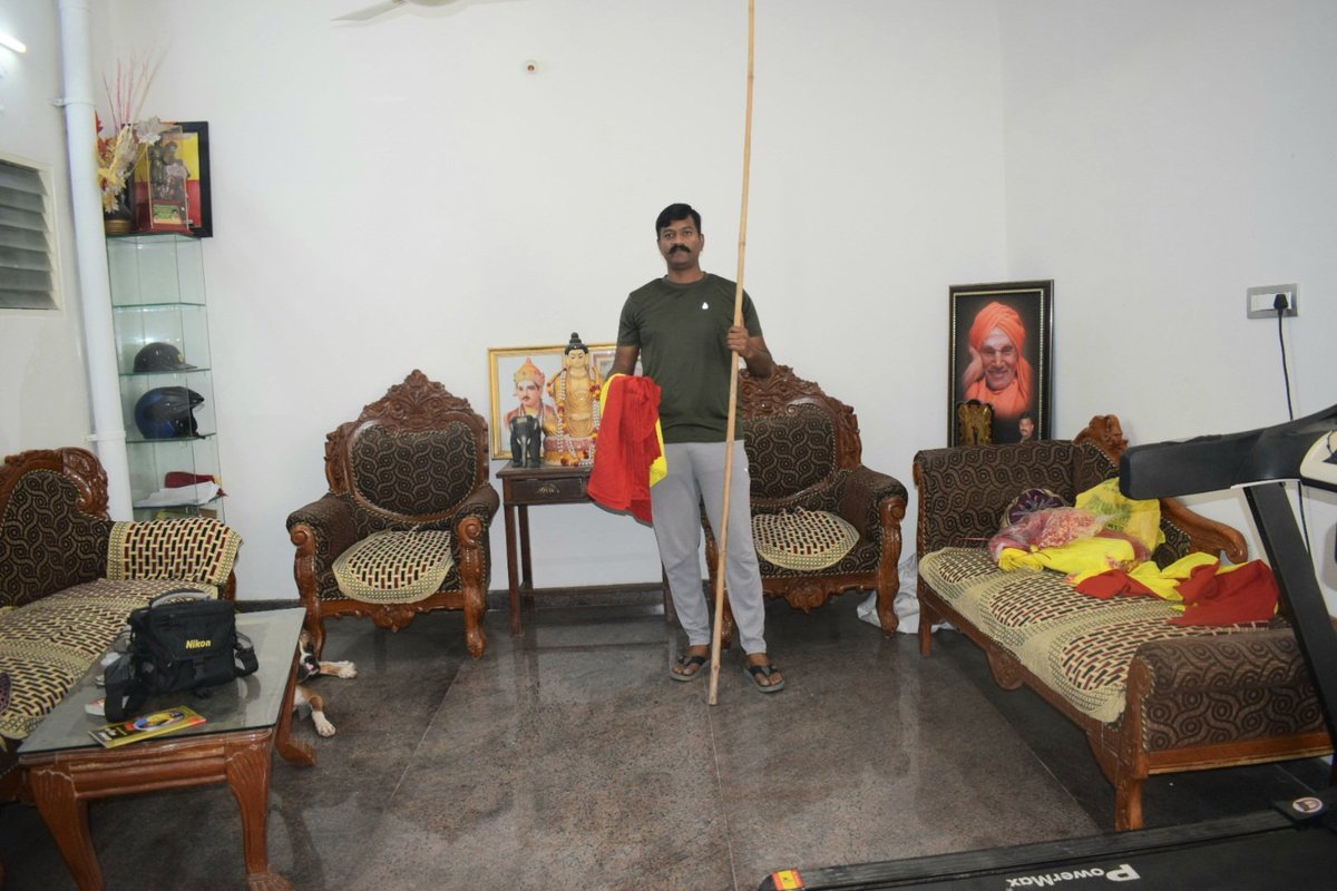 byrappa_harish's tweet photo. ನಾಳೆಯ ಹೋರಾಟಕ್ಕೆ ನಾನು ಸಂಪೂರ್ಣ ತಯಾರಾಗಿದ್ದೇನ�� ನೀವು ಕೂಡ ಈ ರೀತಿ 1 ಕೋಲು ಹಾಗೂ ಬಾವುಟ ಕೈಯಲ್ಲಿ ಹಿಡಿದು ಬನ್ನಿ ಈಗಲೇ ತಯಾರು ಮಾಡಿಕೊಳ್ಳಿ.
ಆರೆಸ್ಸೆಸ್ ಚಡ್ಡಿಗಳ ಅಥವಾ ಕನ್ನಡಿಗರ ನೋಡಿಬಿಡೋಣ.
ನಾಳೆ ಇತಿಹಾಸದ ಹೋರಾಟ ಎಲ್ಲದಕ್ಕೂ ನಾವು ತಯಾರಾಗಿದ್ದೇವೆ. https://t.co/p914y4im0K
