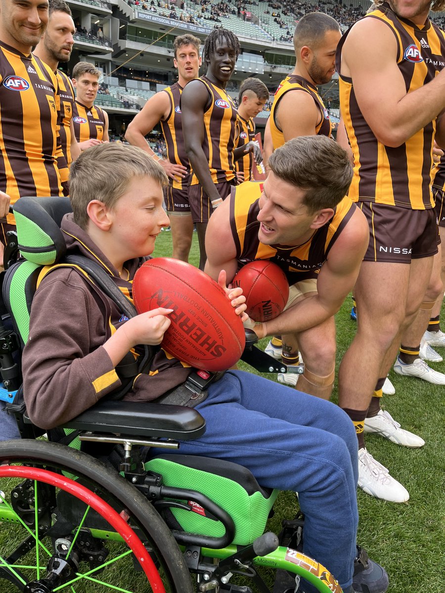 My 11yo son Jack had such a lovely experience last week. he was the junior mascot for Hawthorn and ran through the banner with the team! it was a present from his grandpa. Here's the full story. goodonewilson.substack.com/p/a-present-fr…
 #afldockershawks