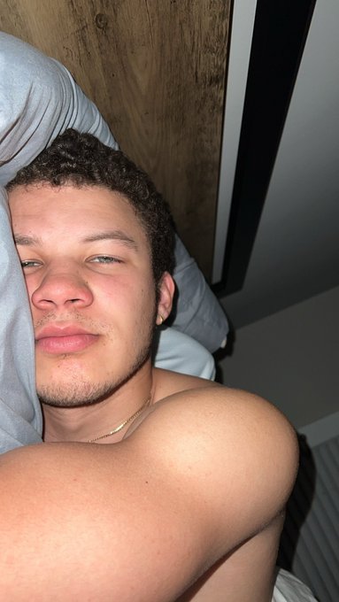 sleepy boi https://t.co/NUj7djcnrZ