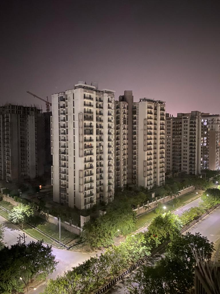 hemanda_kumar's tweet photo. @noidadevauth @CMOfficeUP @CeoNoida 
This is #sikkakarnamgreens in noida sector 143B... In the dark at night. https://t.co/aLkBXA1rwc