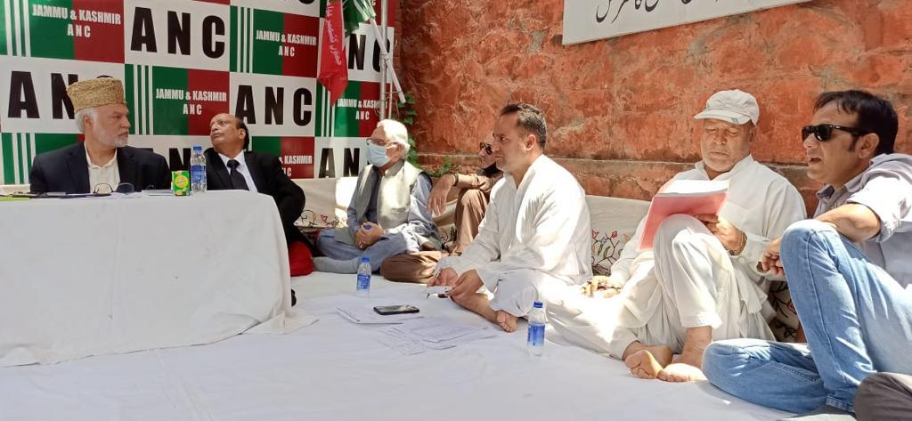 jkanc_sgr's tweet photo. JKANC kashmir division executive meet in session presided over by Sr VP Mr Muzzafar Shah at party headquarters at srinagar on 10 th June. https://t.co/1JHGYPT98v