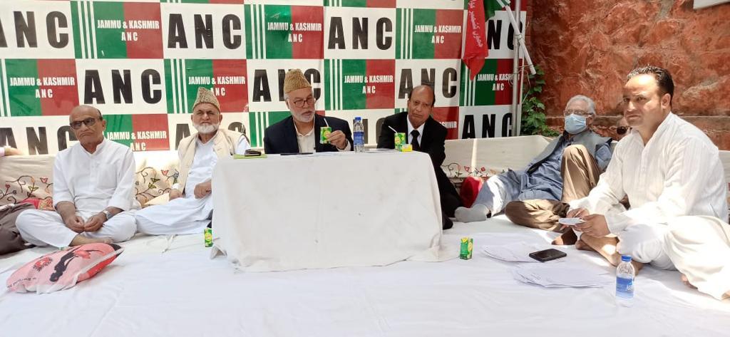 jkanc_sgr's tweet photo. JKANC kashmir division executive meet in session presided over by Sr VP Mr Muzzafar Shah at party headquarters at srinagar on 10 th June. https://t.co/1JHGYPT98v