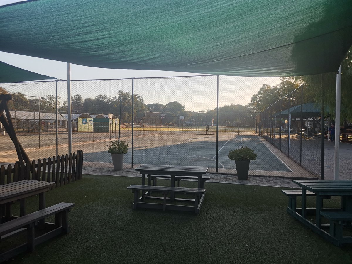 ThornhillBW252's tweet image. Ready for the start of the U13 football and netball festival @ThornhillBW252
#WithRespect #AlwaysResponsible #YearningToLearn