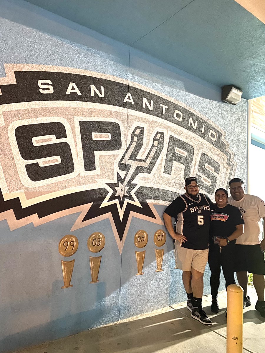 My best friends threw me a little @spurs party for my birthday with @dougmcdermott cookies #GoSpursGo #PorVida https://t.co/lZVN1H0Z0Y