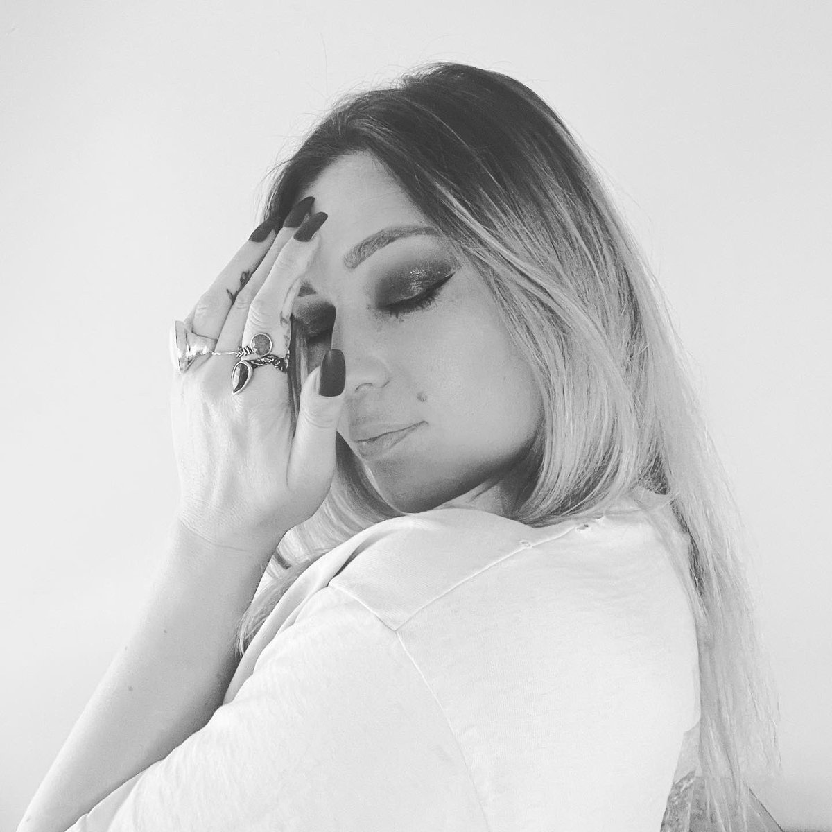 NEW MUSIC OUT NOW: OUT OF THE BLUE #outoftheblue by Cara Nicole #NewMusicFriday #NewMusic #altpop #music