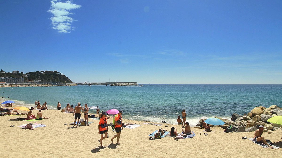 Blanes_cat's tweet photo. Notícia: @Blanes_cat ha iniciat avui #ServeiVigilànciaSalvamentSocorrisme amb 15 anys de gestió directa sense cap víctima mortal 25 socorristes i 2 agents ciutadans vetllaran perquè les platges siguin més segures l’estiu en què es recupera la normalitat

https://t.co/2cDQlueNEF https://t.co/jPY16Ielwo